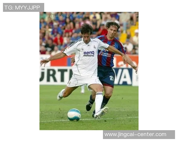 西甲激战：那不勒斯大胜AC米兰帽子戏法引发争议判罚热议